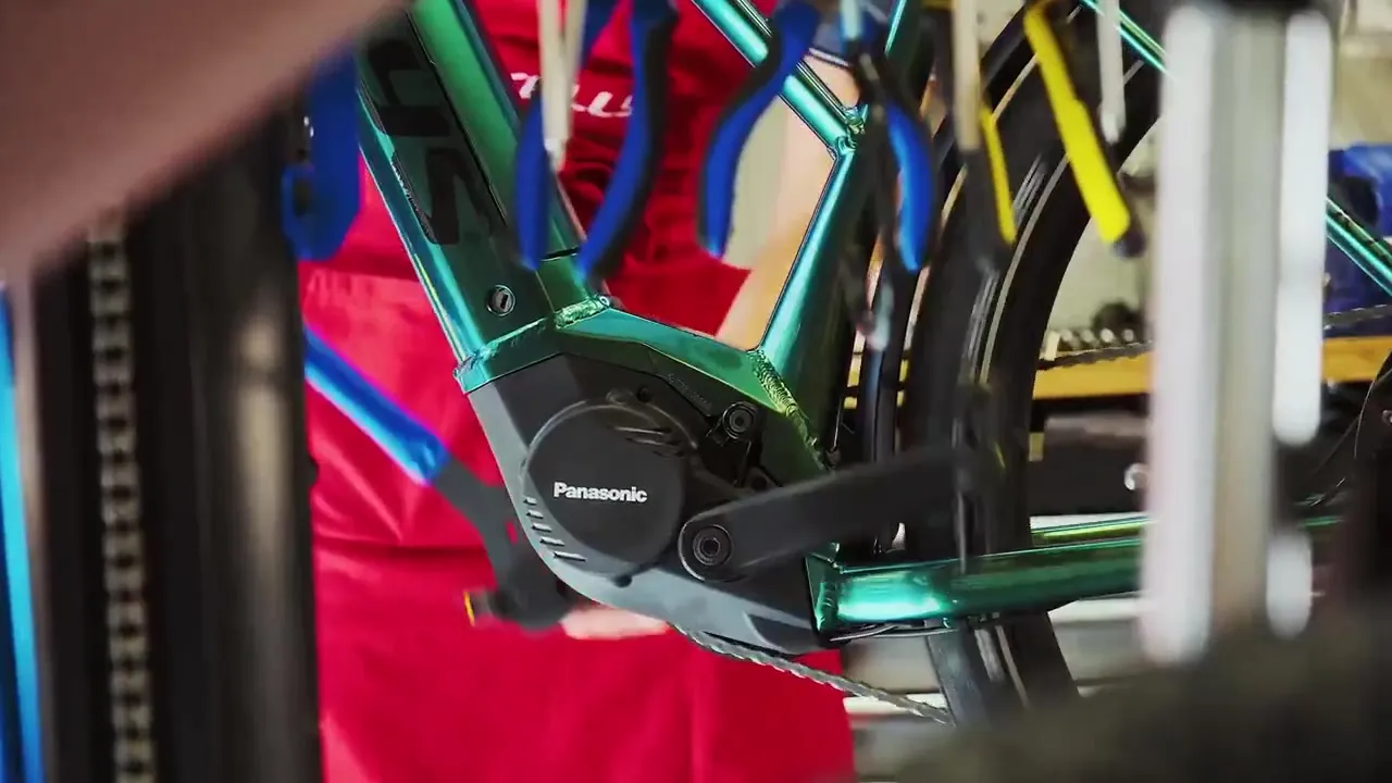 Moteur de vélo électrique en réparation à l’atelier